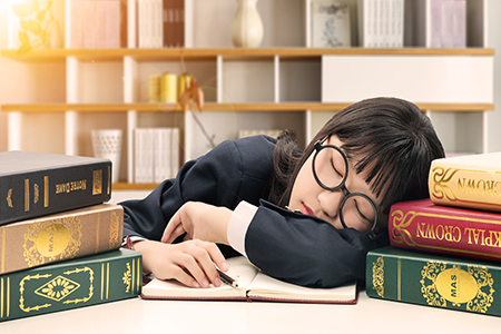 攝圖網_401046552_睡覺的學生（企業(yè)商用）.jpg