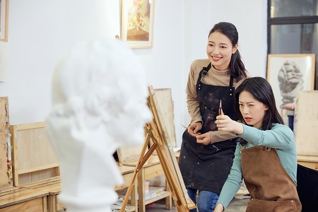 攝圖網(wǎng)_501808816_老師指導(dǎo)學(xué)生畫素描（企業(yè)商用）.jpg
