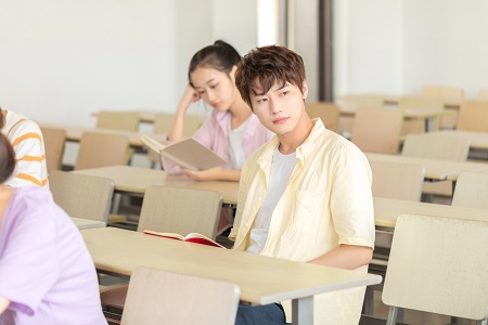 成人可以報(bào)考大連大學(xué)在職研究生嗎？