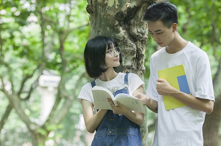  中央民族大學(xué)在職研究生是院校頒發(fā)證書(shū)嗎？
