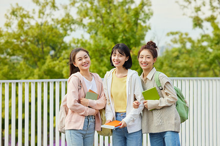 攝圖網(wǎng)_506951032_校園里的女大學(xué)生(企業(yè)商用)_副本.jpg