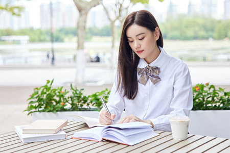 西班牙巴塞羅那大學(xué)招生時(shí)間安排