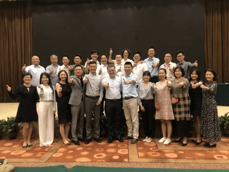肇越老師與部分學(xué)員親切合影圖片