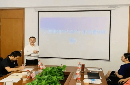 曹獻(xiàn)山主講《大數(shù)據(jù)時(shí)代對各行業(yè)的影響》圖片