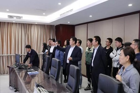 陳先瑞董事長親自帶領(lǐng)大家參觀