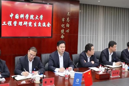陳先瑞董事長耐心回答同學(xué)們提問