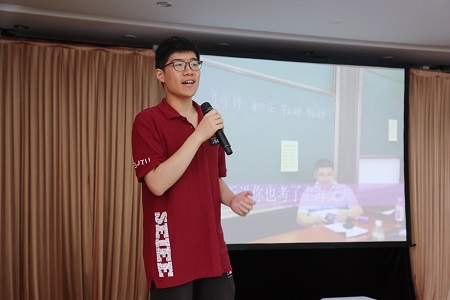 王智浩為大家演唱自編自導(dǎo)歌曲