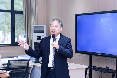 時任商學(xué)院院長兼MBA教育中心主任王瑞華
