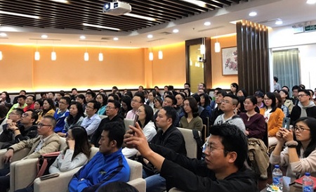 聽演講會的學(xué)員
