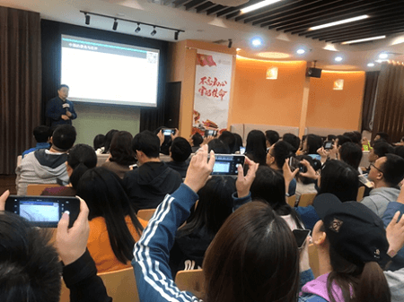聽邵宇老師講座的學(xué)員