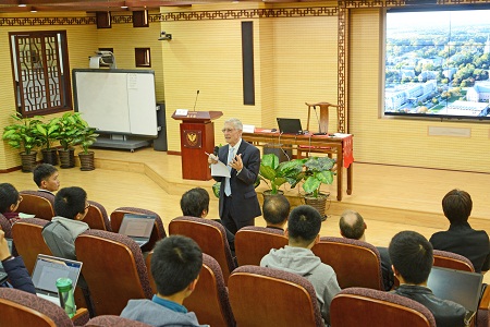 常務校長在圖書館篤學講堂演講