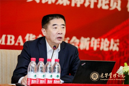 杜文龍老師演講中
