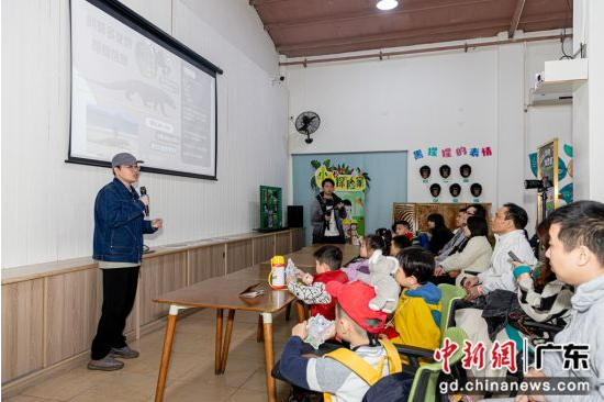 青年古生物學(xué)者在穗開(kāi)講 科普科莫多龍