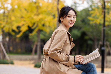 攝圖網(wǎng)_501701049_秋天戶外閱讀的文藝女青年(企業(yè)商用).jpg